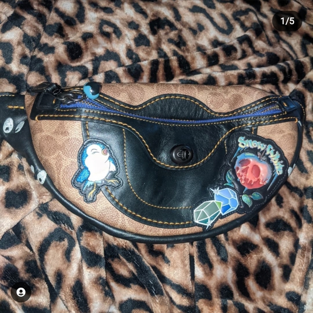 DISNEY × COACH "Snow White"🍎 fanny pack/handbag - Picture 7 of 10